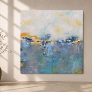 Cuadro abstracto Mallorca pintado a mano en tonos azules, turquesa, blanco y dorado, presentado en un salón minimalista con luz natural y decoración de estilo mediterráneo.