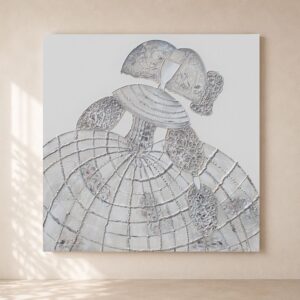 Fotomontaje del cuadro Menina pintado completamente a mano sobre lienzo con una refinada combinación de tonos blanco, gris y plata. Sus texturas en relieve y acabados artesanales crean una obra contemporánea de gran elegancia, perfecta para decorar salones, comedores, dormitorios y recibidores de estilo moderno, minimalista, Japandi o Wabi-Sabi. Cada cuadro se realiza de forma artesanal, convirtiendo cada pieza en una obra única y exclusiva.