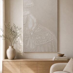 Cuadro Menina N1 en relieve pintado a mano sobre lienzo en tonos beige y blanco, con textura artesanal, ideal para decorar salones modernos y elegantes.