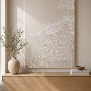 Cuadro Menina N2 en relieve pintado a mano sobre lienzo en tonos beige y blanco, con textura artesanal, ideal para decorar salones modernos y elegantes.