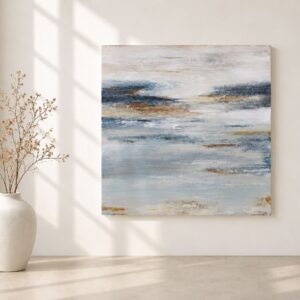 Cuadro abstracto Playa Milide pintado a mano en tonos azul grisáceo, beige y blanco, presentado en un salón minimalista.