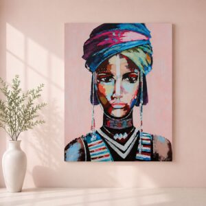 Cuadro Tutsie pintado a mano con retrato étnico femenino en tonos rosa, azul, turquesa y blanco, decorando un salón moderno con pared rosa empolvado, jarrón blanco y planta verde.