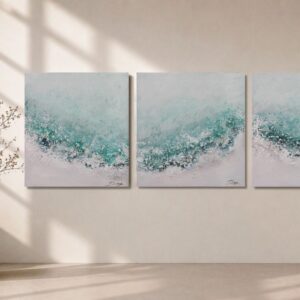 Cuadro Tríptico Caribe de cuadros abstractos pintados a mano en tonos turquesa, blanco y arena, presentado en un salón minimalista con luz natural y decoración mediterránea.
