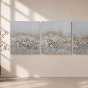 Tríptico Corralejo formado por tres cuadros abstractos pintados a mano en tonos beige, arena, blanco y gris, con textura artesanal inspirada en la espuma del mar y el paisaje costero.