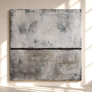 Cuadro abstracto contemporáneo en tonos gris perla, blanco roto, beige suave y detalles negros, con una composición minimalista marcada por una línea horizontal oscura que aporta equilibrio y profundidad visual. La obra presenta texturas envejecidas y acabados artísticos que evocan serenidad y sofisticación. Ideal para salones modernos, dormitorios elegantes, oficinas y espacios de estilo nórdico, industrial o contemporáneo.