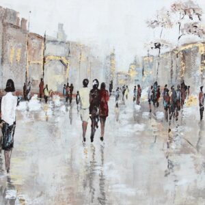 Cuadro urbano estilo abstracto con personas caminando por una calle de ciudad en tonos tierra y pinceladas doradas