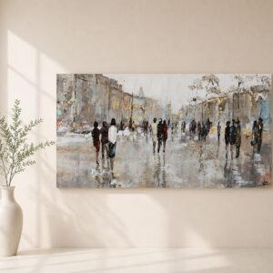 Cuadro Montmartre pintado a mano con una escena urbana de personas paseando por una ciudad en tonos beige, gris, blanco y detalles en pan de oro, decorando un salón moderno con pared blanco roto.