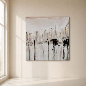 Cuadro Parisino pintado a mano con un paisaje urbano abstracto de una ciudad bajo la lluvia en tonos beige, gris, blanco y detalles en pan de oro, decorando un comedor moderno de estilo contemporáneo.