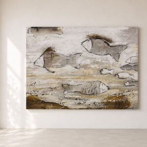 Cuadro Pescando pintado a mano con peces abstractos en tonos blanco, arena, gris y marrón sobre una pared blanca con suelo claro, ideal para decorar salones, comedores y hogares de estilo mediterráneo, rústico y contemporáneo.
