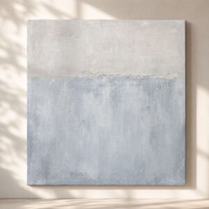 Cuadro abstracto moderno en tonos azul grisáceo, beige y blanco roto, con una composición minimalista inspirada en el horizonte y el mar. La obra destaca por sus texturas suaves, relieves sutiles y pinceladas verticales que aportan profundidad y serenidad. Ideal para decorar salones, dormitorios y oficinas de estilo nórdico, contemporáneo o minimalista, aportando luminosidad, calma y sofisticación al espacio.