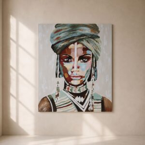 Cuadro Tutsie Verde pintado a mano con retrato étnico femenino en tonos verdes, tierra y beige, colocado sobre una pared beige de estilo minimalista y contemporáneo.