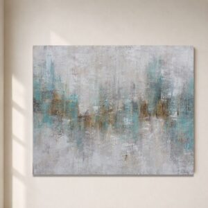 Cuadro abstracto Aiguablava pintado a mano en tonos blanco, beige, turquesa y dorado, colgado sobre una pared lisa en color beige claro, ideal para decoración de salones modernos de estilo mediterráneo, minimalista y Wabi-Sabi. Descripción:
