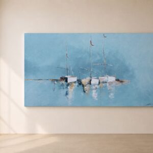 Cuadro Cadaqués pintado a mano con veleros atracados en tonos azul, blanco, beige y sutiles detalles rojizos, colgado sobre una pared beige con suelo de microcemento claro, ideal para decorar salones modernos de estilo mediterráneo y contemporáneo.