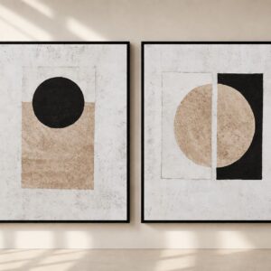 Díptico abstracto de estilo minimalista compuesto por dos lienzos geométricos en tonos beige arena, blanco roto y negro profundo. Las obras presentan círculos y formas rectangulares equilibradas que crean una composición contemporánea inspirada en el diseño escandinavo y japandi. Su estética limpia, elegante y atemporal aporta armonía visual y sofisticación a salones modernos, dormitorios, oficinas y espacios de interiorismo de alta gama.