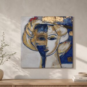 Cuadro Carmen pintado a mano con retrato femenino abstracto en tonos azul, blanco y pan de oro, colocado sobre una pared beige en un salón moderno de estilo mediterráneo y Wabi-Sabi.