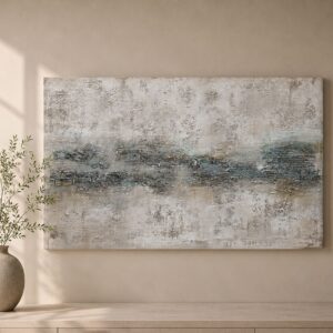 Cuadro abstracto horizontal con textura artística en tonos gris perla, blanco roto, beige y suaves matices azul verdoso. La obra se presenta en una elegante estancia contemporánea junto a un jarrón cerámico con ramas verdes, iluminada por luz natural que resalta sus relieves y acabados texturizados.