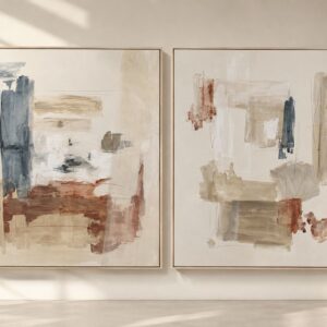 Díptico abstracto contemporáneo compuesto por dos lienzos en tonos beige, blanco roto, azul petróleo y terracota. La composición combina pinceladas suaves, transparencias y trazos gestuales que aportan equilibrio, profundidad y sofisticación visual. Su diseño minimalista y elegante es ideal para decorar salones modernos, dormitorios, recibidores y oficinas de estilo nórdico, contemporáneo o japandi, creando una atmósfera cálida, luminosa y armoniosa.