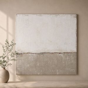 Cuadro abstracto minimalista en tonos blanco roto, beige y arena con una delicada línea horizontal texturizada. La obra se presenta en un elegante ambiente contemporáneo acompañada por un jarrón cerámico con ramas verdes, aportando serenidad, equilibrio y luminosidad al espacio.