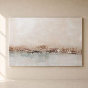 Cuadro abstracto horizontal en tonos beige, arena y azul agua suave, inspirado en paisajes serenos y horizontes naturales. Obra contemporánea con textura artesanal y composición minimalista, presentada en un elegante ambiente de interior con luz natural.