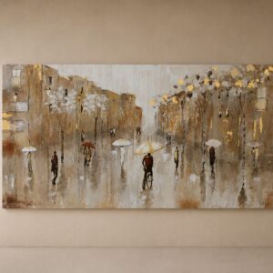 Cuadro abstracto horizontal de una ciudad bajo la lluvia con figuras caminando y paraguas, en tonos beige, taupe, gris y detalles dorados. Obra contemporánea elegante inspirada en paisajes urbanos, ideal para decoración moderna y sofisticada.