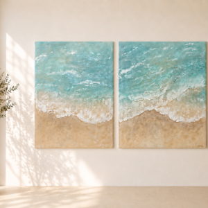 Cala Saona, díptico de cuadros pintados a mano inspirado en las aguas turquesas y la arena de Formentera, en un salón minimalista de estilo mediterráneo contemporáneo.